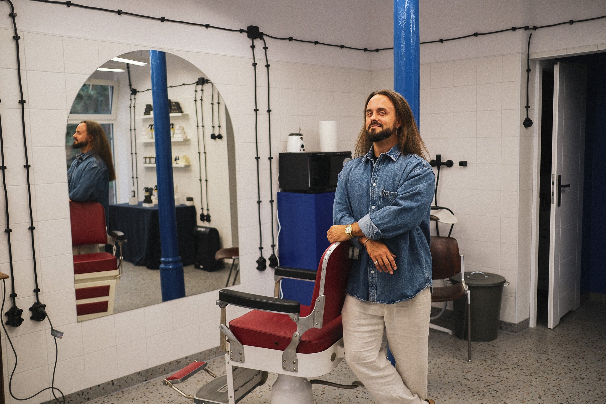 Tomasz – założyciel marki kosmetyków Musth i sieci salonów barberskich Bałtycki – w nowoczesnym wnętrzu salonu w Nowym Porcie w Gdańsku