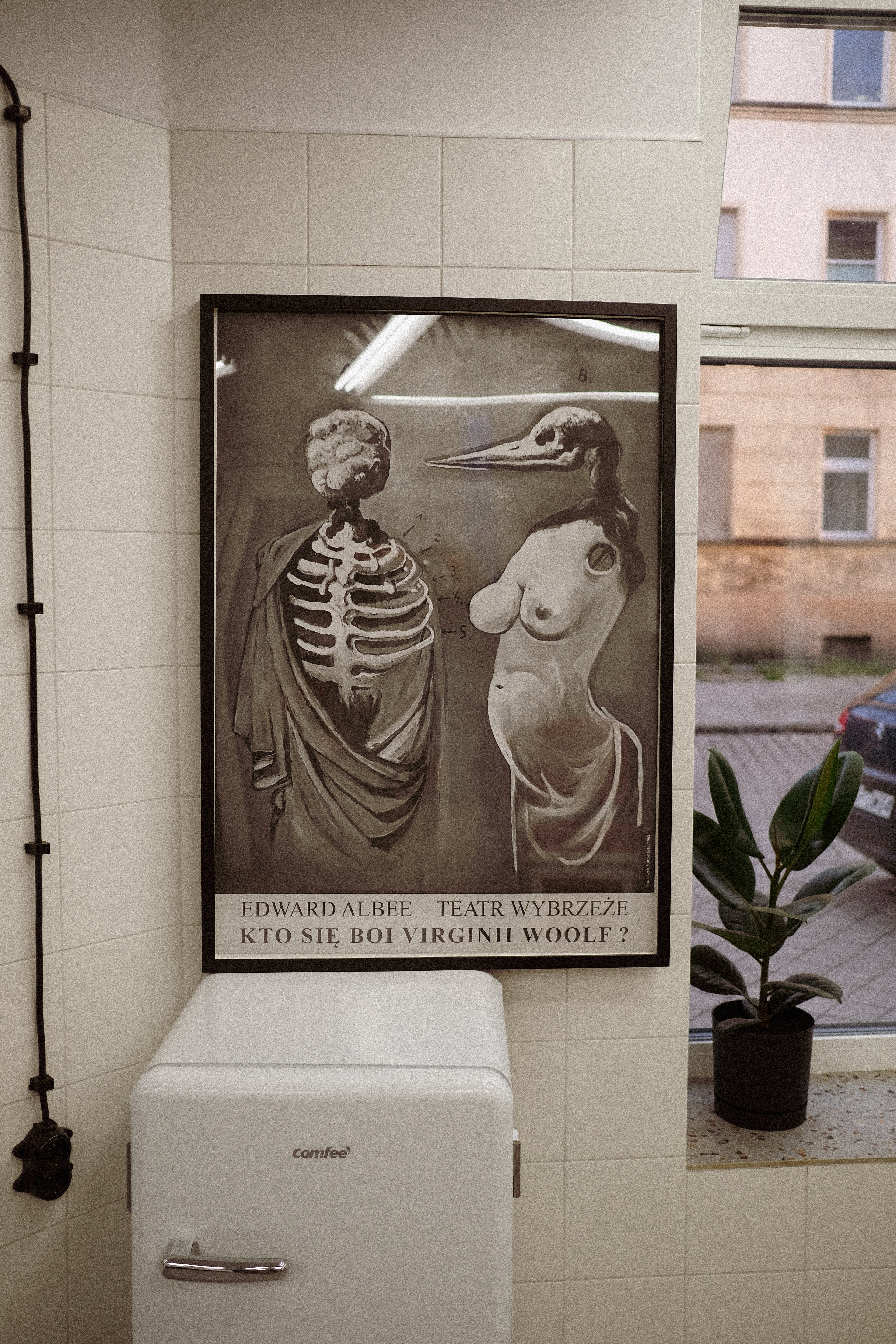Czarno biały plakat teatru wybrzeże - szkielet i kobiece nagie ciało z głową ptaka 