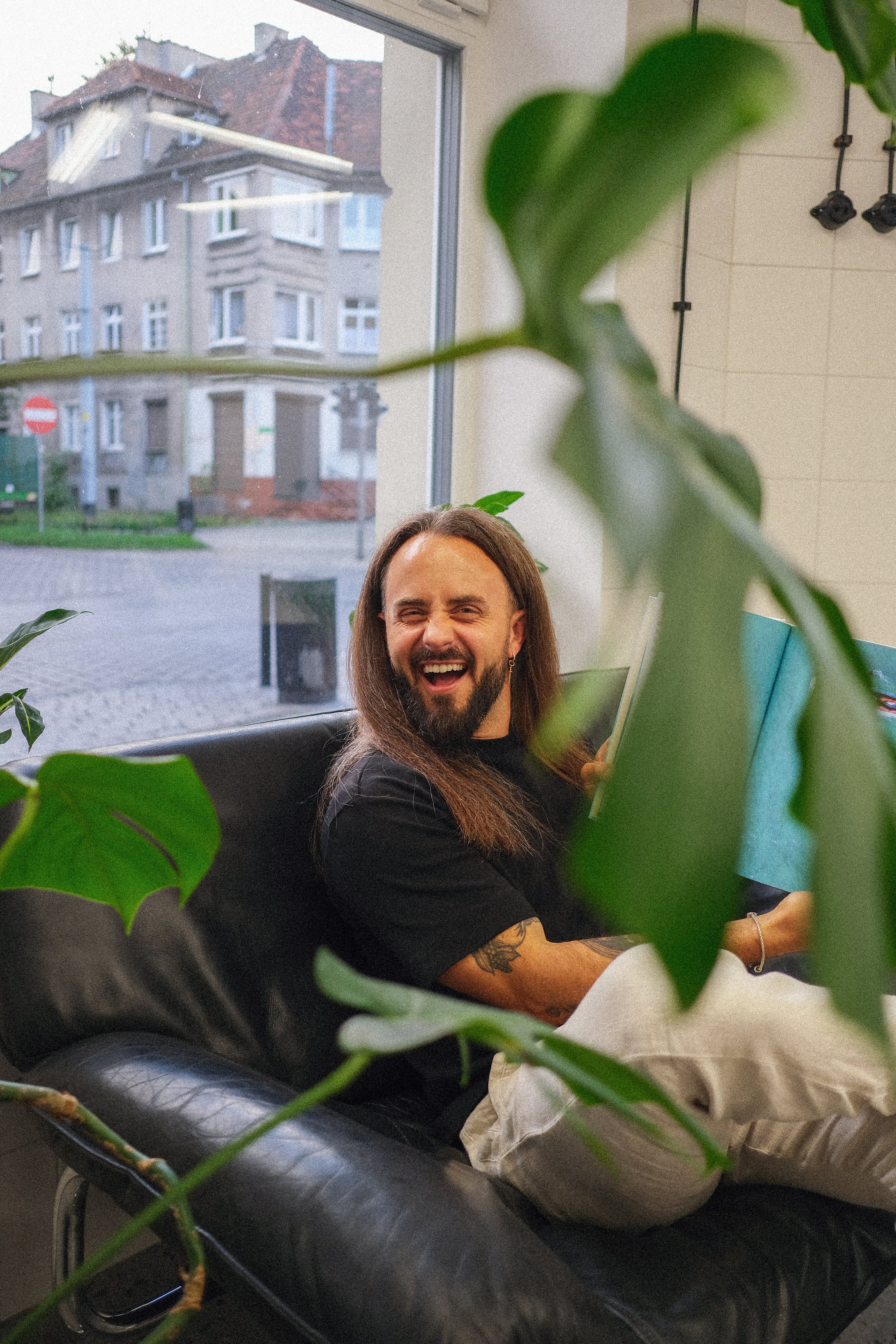 Tomasz na czarnej kanapie