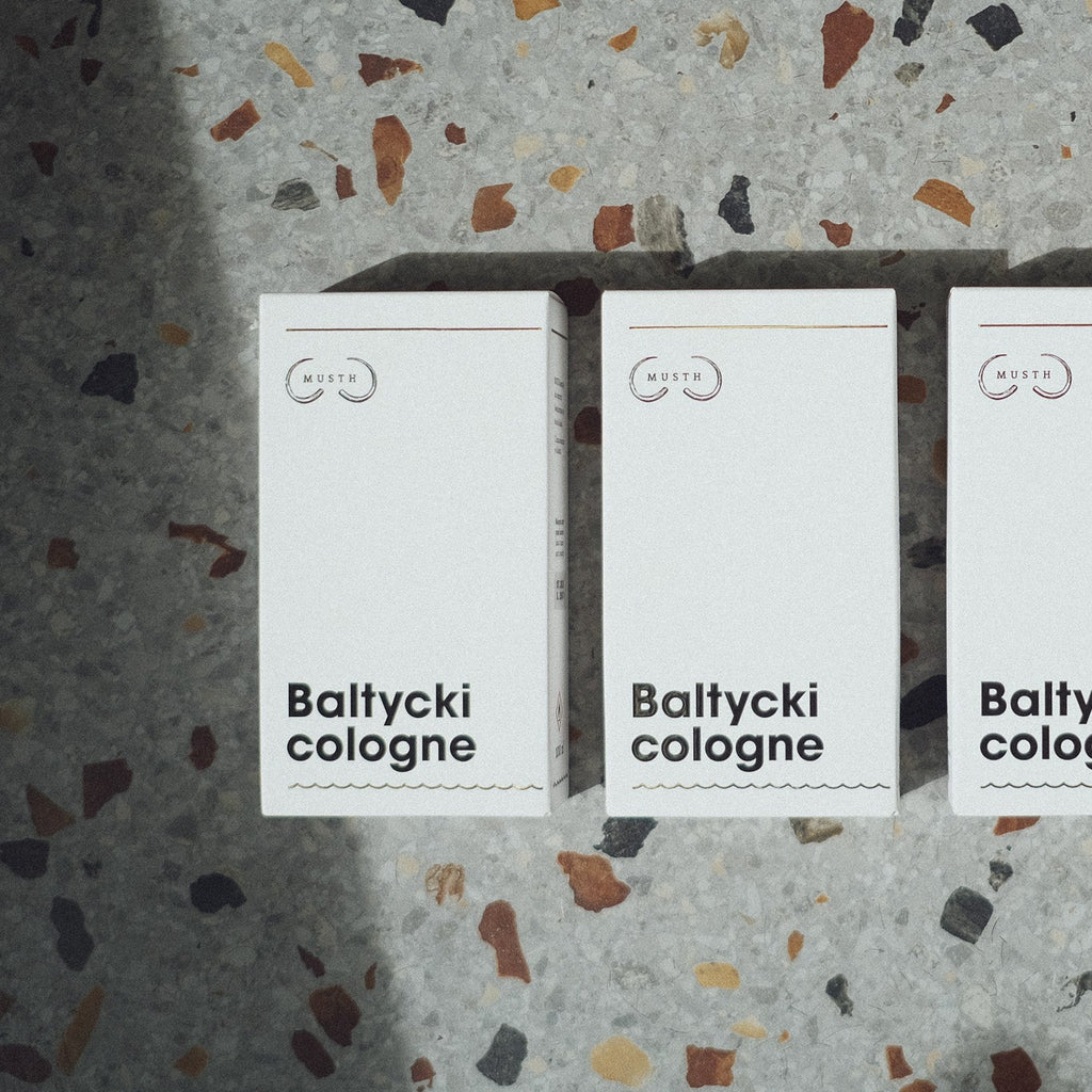 Trzy opakowania baltycki cologne na tle lastryko