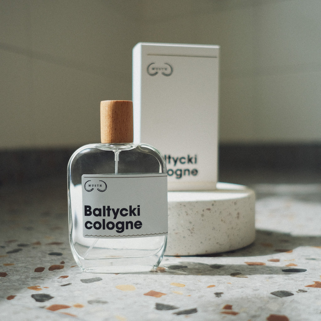 Baltycki cologne butelka i kartonik na tle lastryko