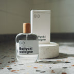 Baltycki cologne butelka i kartonik na tle lastryko