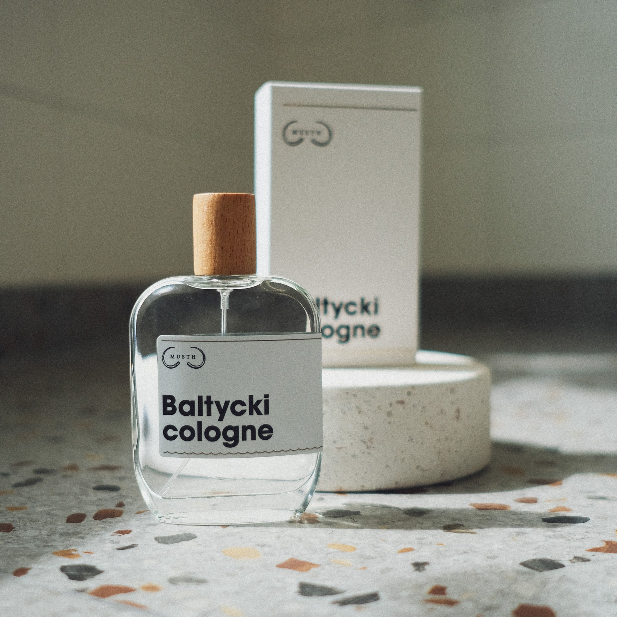 Baltycki cologne butelka i kartonik na tle lastryko