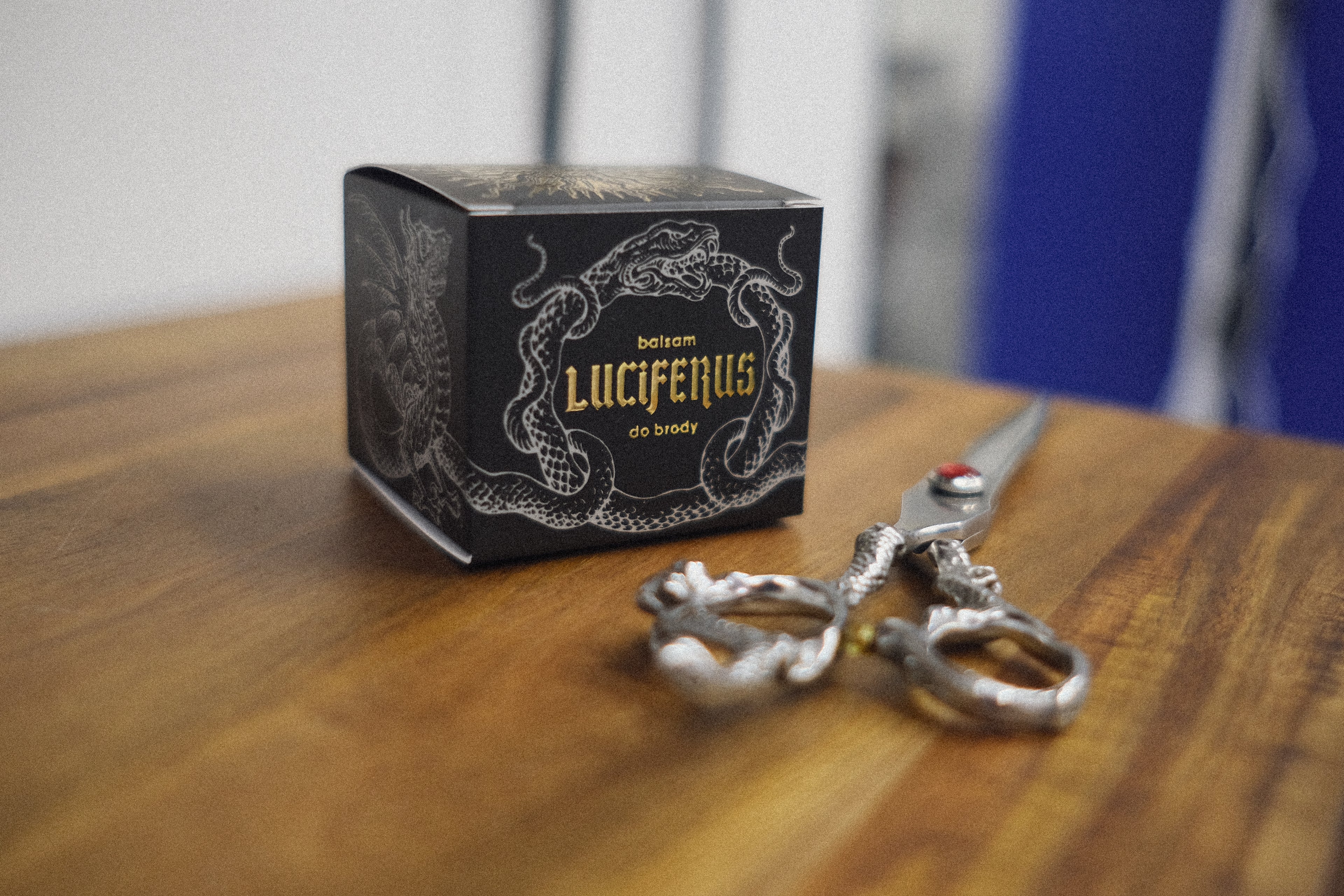 Luciferus balm i nozyczki na stole