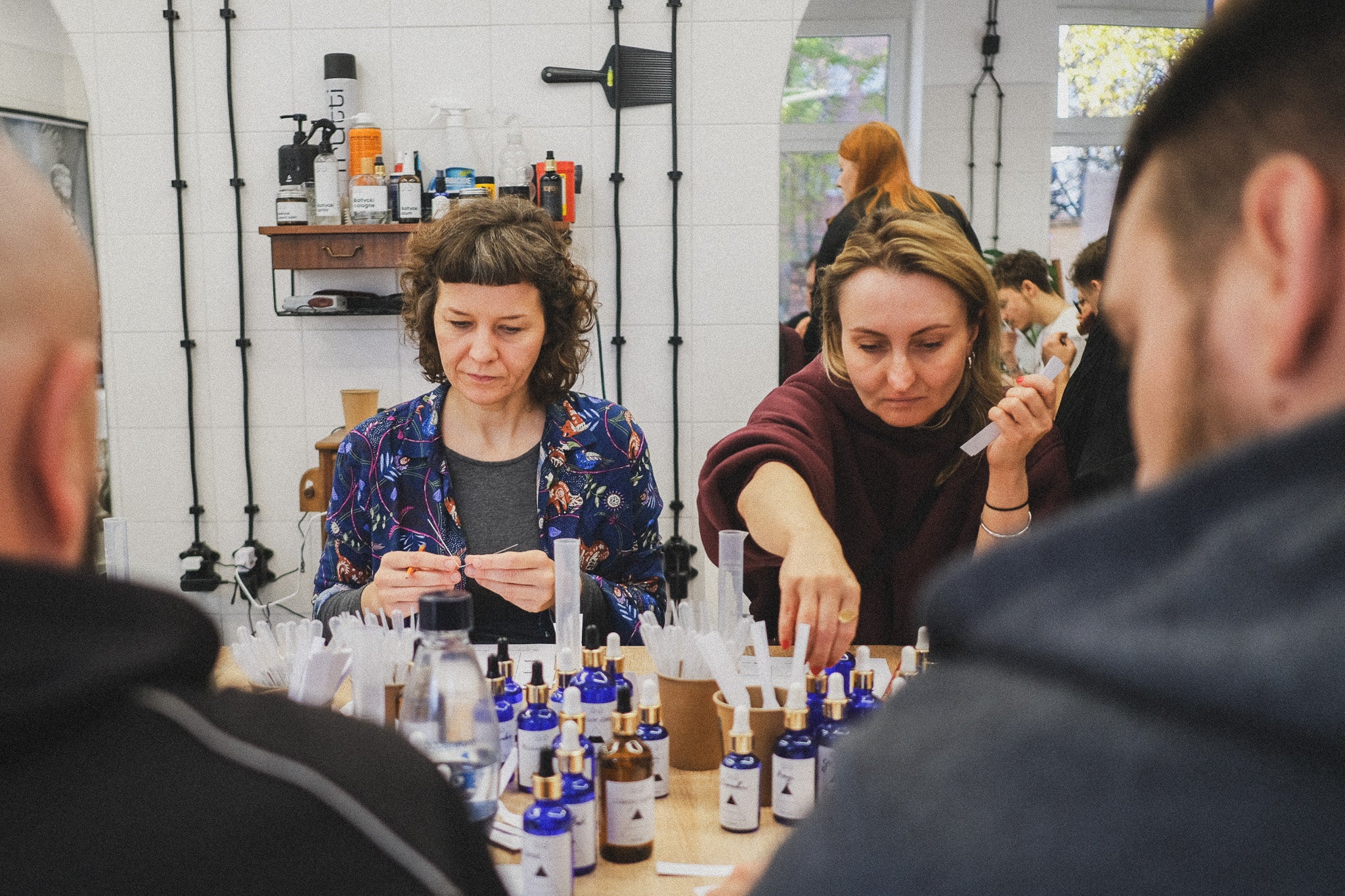 Kursanci przy pracy na warsztacie perfumiarskim