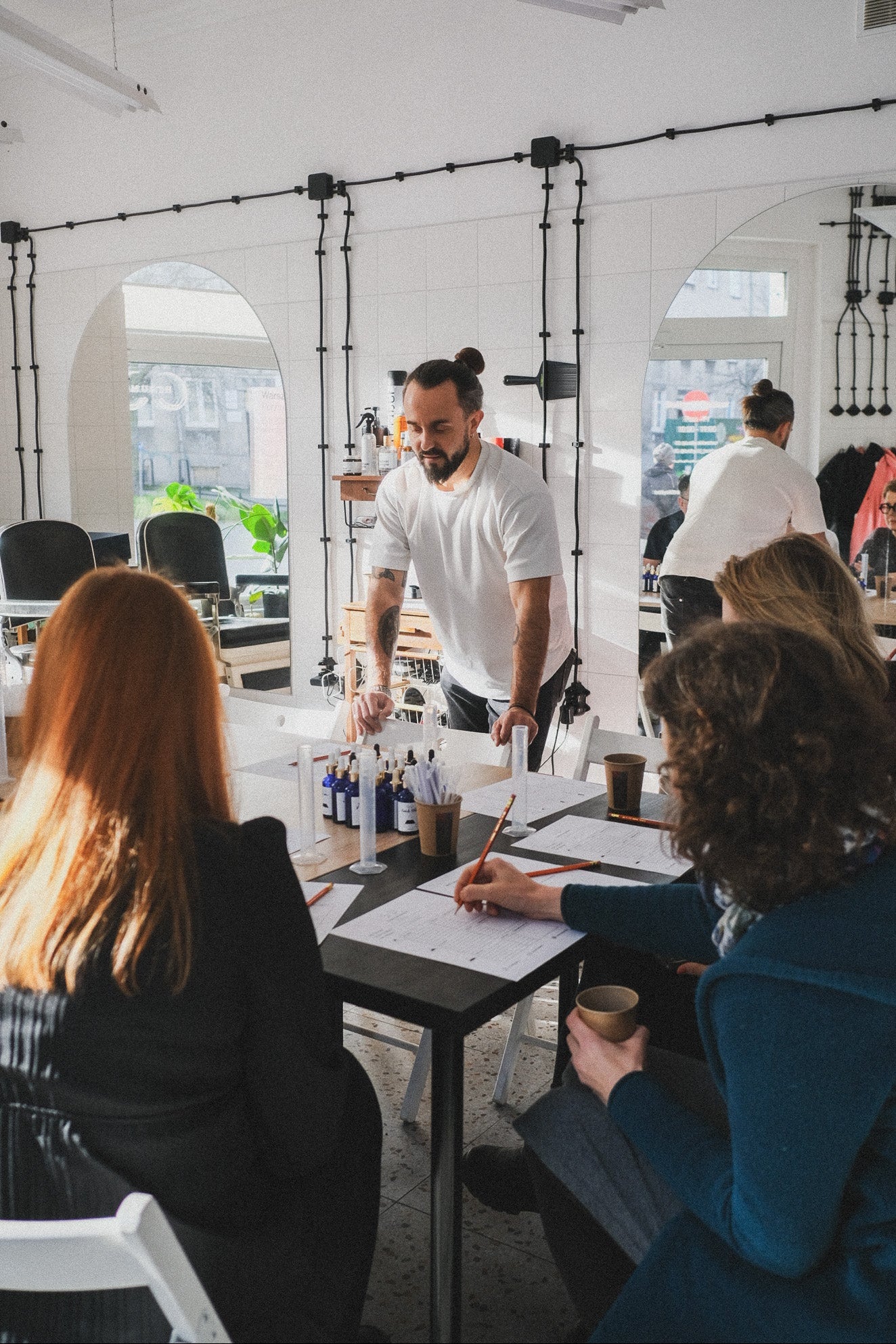 Kursanci przy pracy na warsztacie perfumiarskim