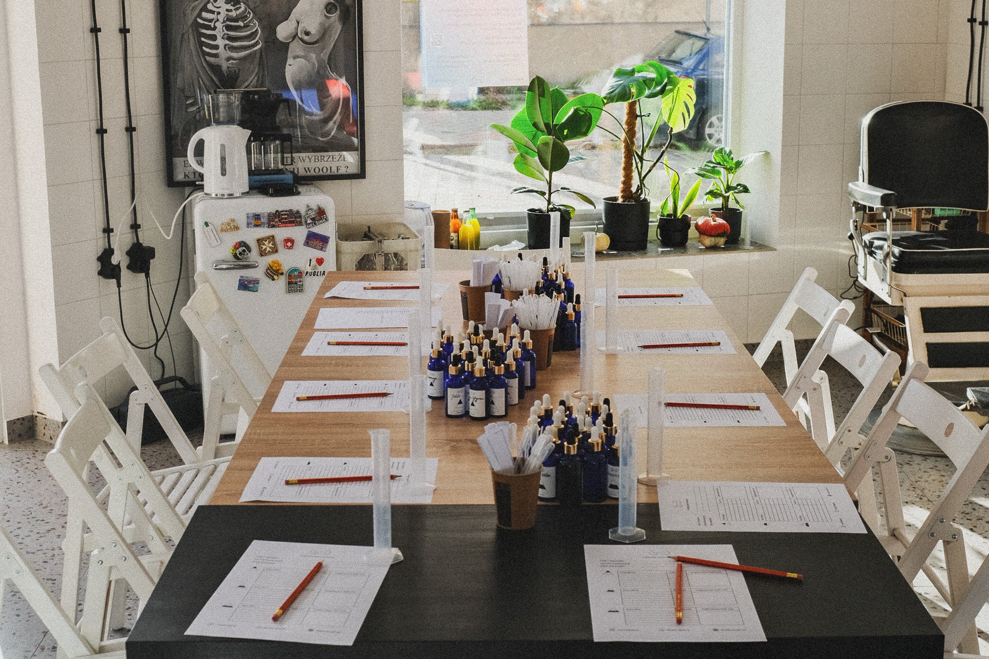 Stół z materiałami do pracy na warsztacie perfumiarskim